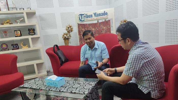 KUNJUNGAN - Ketua Panitia Paskah Nasional 2026 Sulawesi Utara, Recky H Langie (tengah) berkunjung ke Tribun Manado, Senin (2/3/2026).