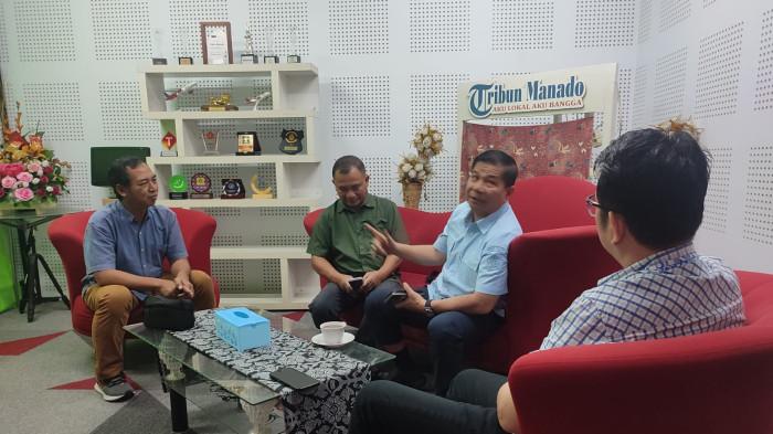 KUNJUNGAN - Ketua Panitia Paskah Nasional 2026 Sulawesi Utara, Recky H Langie (tengah) berkunjung ke Tribun Manado, Senin (2/3/2026).