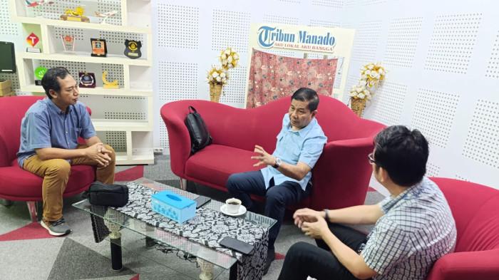 KUNJUNGAN - Ketua Panitia Paskah Nasional 2026 Sulawesi Utara, Recky H Langie (tengah) berkunjung ke Tribun Manado, Senin (2/3/2026).