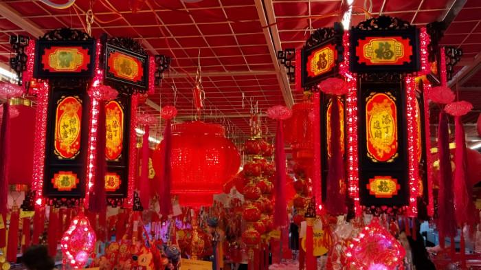 LAMPION- Sejumlah pusat perbelanjaan di Kota Medan mulai memajang dan menjual berbagai lampion jelang Tahun Baru Imlek 2577 Kongzili. Ada berbagai desain menarik yang ditawarkan.