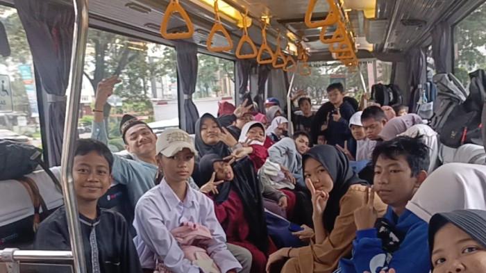 anak-anak naik bus sekolah gratis