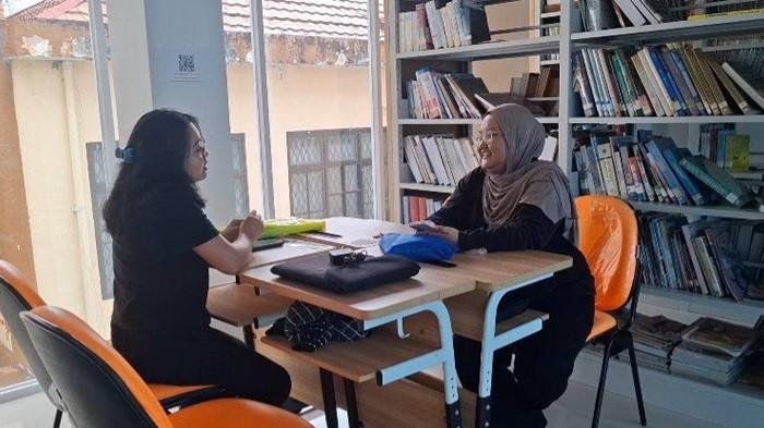 PERPUSTAKAAN -- Sejumlah mahasiswa dan masyarakat umum memanfaatkan suasana tenang dan nyaman perpustakaan untuk berdiskusi dan menyelesaikan tugas. Di tengah bulan puasa, ruang literasi menjadi spot favorit untuk tetap fokus, produktif, dan inspiratif, Senin (2/3/2026).