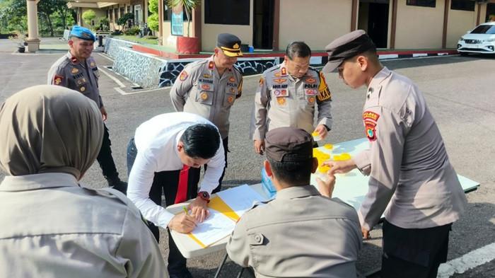 TES URINE -- - Kapolres Bangka Selatan, AKBP Agus Arif Wijayanto ketika melakukan pemeriksaan tes urine di Polres setempat, (2/3/2026). Total terdapat 26 orang personel menjalani tes urine dengan pengawasan Sie Propam.