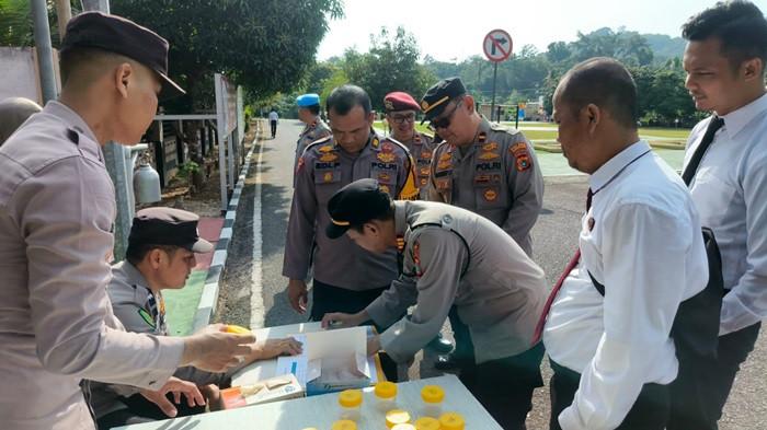 TES URINE -- Sejumlah pejabat utama Polres Bangka Selatan ketika mengikuti pelaksanaan tes urine, Senin (2/3/2026). Total terdapat 26 orang personel menjalani tes urine, termasuk Kapolres dan Wakapolres Bangka Selatan.