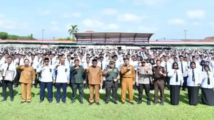THR PPPK MENGGANTUNG - Bupati Sumenep Achmad Fauzi Wongsojudo di dampingi Kepala BKPSDM Sumenep Arif Frimanto secara resmi serahkan SK PPPK paruh waktu formasi 2025 di Stadion GOR A. Yani Pangligur, Senin (1/12/2025). Nasib PPPK paruh waktu di Sumenep kini jadi sorotan karena THR nya masih menggantung.