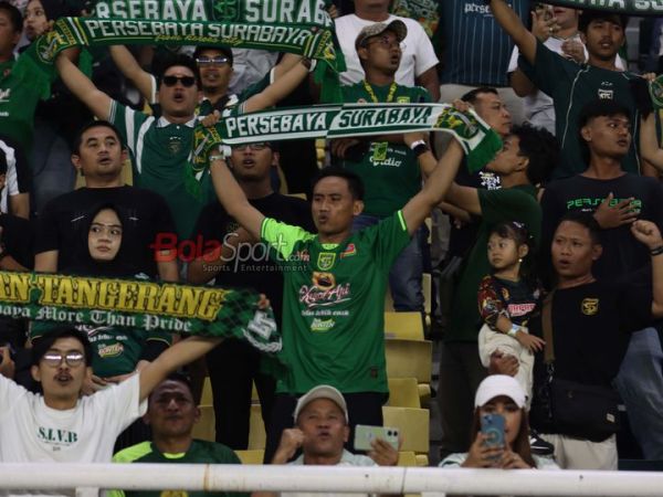Suporter Persebaya Surabaya, Bonek Mania, sedang mendukung tim kesayangannya di Stadion Gelora Bung Tomo, Surabaya, Jawa Timur, Jumat (8/8/2025).