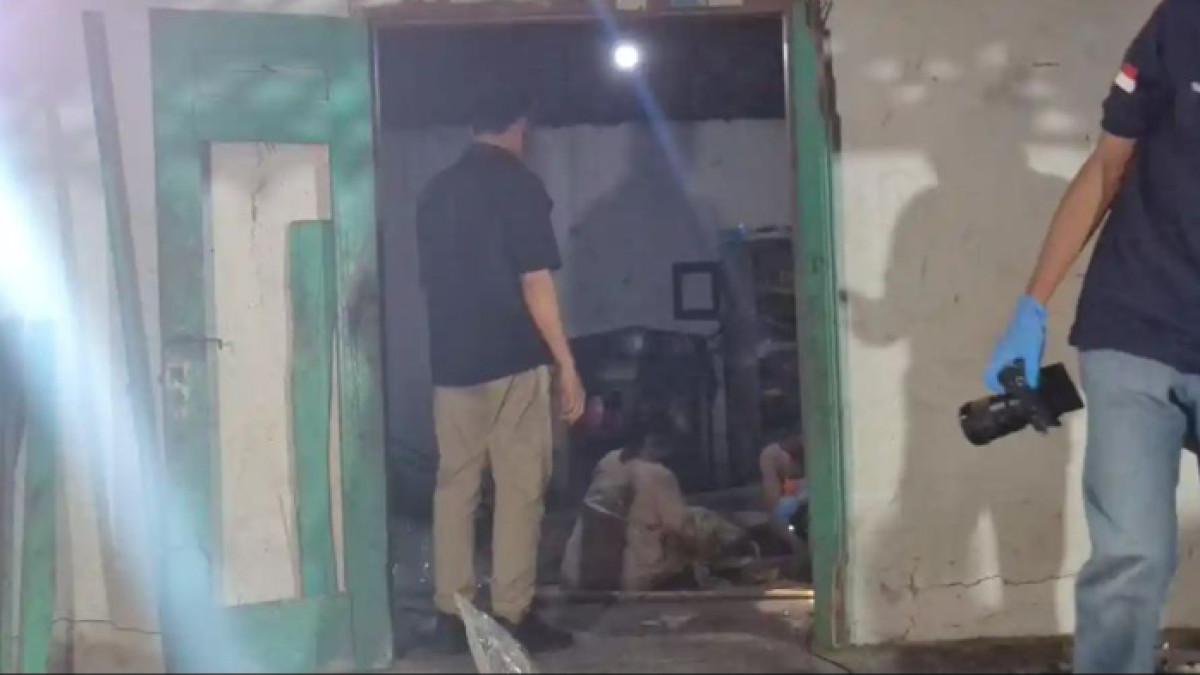 INVESTIGASI - Tim Gegana Brimob Polda Jatim investigasi ledakan petasan di rumah Minten, Dusun Cuwet, Desa Plosojenar, Kecamatan Kauman, Kabupaten Ponorogo, Jawa Timur, Senin (2/3/2026). Warga menyebut rumah Minten sebagai markas pembuatan petasan.
