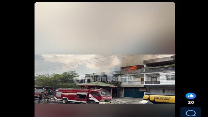 KEBAKARAN DI KARIMUN - Petugas Damkar saat berupaya memadamkan api dalam kebakaran ruko sekaligus kelenteng di Jalan Pertambangan RT 01 RW 04, Kelurahan Tanjung Balai, Kecamatan Karimun, Senin (2/3/2026)