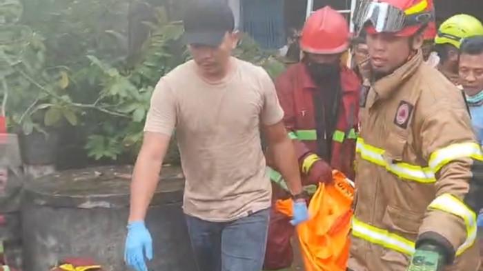 DAMKAR KARIMUN - Petugas Damkar Kabupaten Karimun Mengevakuasi korban yang terjebak di dalam ruko di Tanjung Balai Karimun Senin (2/3/2026)