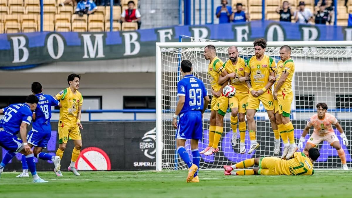 PERSIB BANDUNG VS PERSEBAYA SURABAYA - Cuplikan duel Persib Bandung kontra Persebaya Surabaya berlangsung di Stadion Gelora Bandung Lautan Api, Jumat (12/9/2025). Hasil akhir Persib Bandung kontra Persebaya Surabaya, Bojan Hodak serasa Shin Tae-yong, banjir, Thom Haye emosi dan drama kartu merah, skor 1-0.