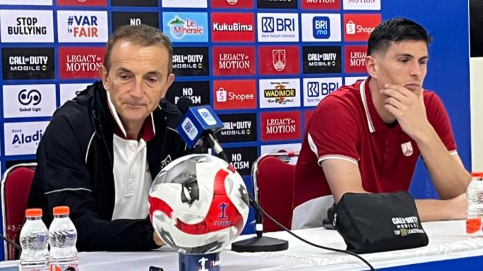 KONFERENSI PERS - Konferensi pers pelatih Persis Solo Milomir Seslija (kiri) dan pemainnya Luka Dumancic (kanan) setelah bermain imbang 1-1 kontra PSBS Biak dalam lanjutan Super League 2025/2026, Sabtu (21/2/2026) malam WIB di Stadion Manahan.