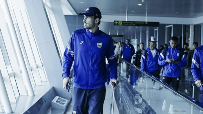 PERJALANAN - Andrew Jung dalam perjalanan jelang pertandingan Persib Bandung menghadapi Persebaya Surabaya pada Super League Indonesia 2025/2026, di Stadion Gelora Bung Tomo, Surabaya, Senin (2/3/2026).