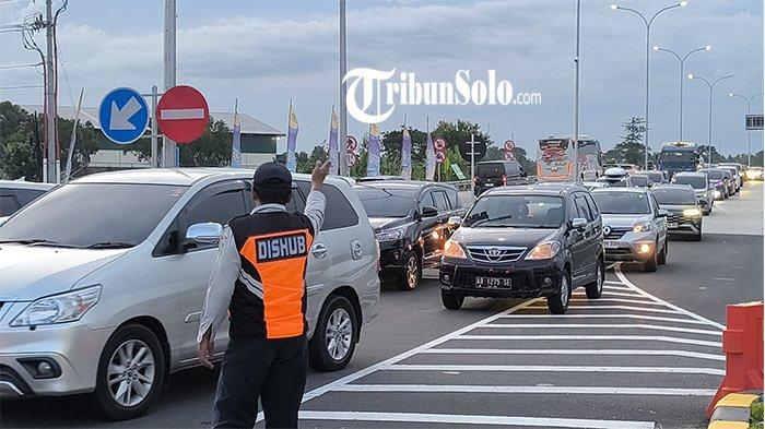 KENDARAAN KELUAR TOL. Kendaraan pemudik keluar dari Tol Solo-Jogja di GT. Prambanan, Kecamatan Jogonalan, Kabupaten Klaten, Sabtu (5/4/2025). Setidaknya, total keseluruhan ada 86.905 kendaraan yang lewati tol ini pada Jumat 4 April 2025.