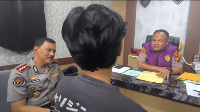 Tersangka pembacokan mahasiswi UIN Suska Riau, Raihan Mufazzar saat menjalani pendampingan psikologi dari tim Polda Riau, Senin (2/3/2026)