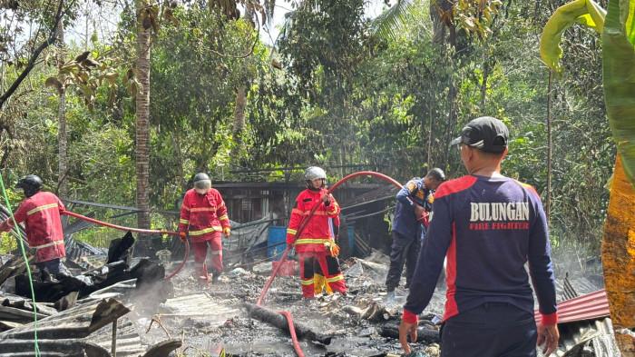RUMAH HANGUS TERBAKAR – Proses pemadaman oleh PMK Bulungan di lokasi kejadian. Satu unit rumah hunian Jalan Selimau I Tanjung Selor ludes dilalap si jago merah, Senin (2/3/2026)