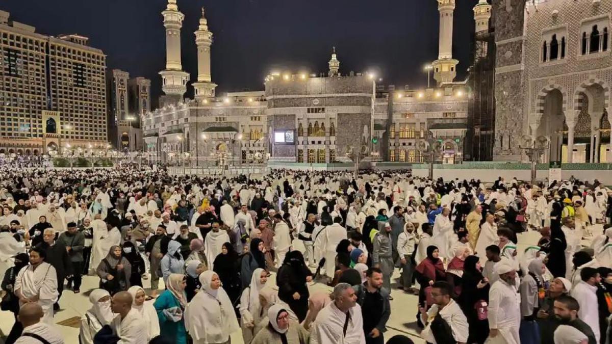 JEMAAH UMROH - Suasana depan Masjidil Haram, Makkah, Jumat (19/12/2025) usai bubaran Salat Subuh yang ramai & padat jamaah. Saat ini puluhan ribu jemaah umroh tertahan di Arab Saudi karena perang Iran Vs AS.