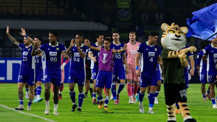 MERAYAKAN KEMENANGAN - Skuad Persib Bandung merayakan kemenangan atas Bangkok United di Stadion Gelora Bandung Lautan Api (GBLA) pada matchday keenam AFC Champions League Two (ACL 2) 2025/2026, Rabu (10/12/2025). Gol tunggal Ramon Tanque membawa Persib Bandung lolos ke babak 16 besar.