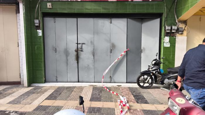 GELEDAH - Sejumlah petugas Kejati Sulut terlihat melakukan penggeledahan di Toko Emas Bobby yang berada di Jalan Walanda Maramis Pinaesaan, Kecamatan Wenang, Kota Manado. Kedatangan tim Kejaksaan itu sontak menarik perhatian warga dan para pedagang.