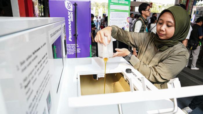 TITIK PENGUMPULAN MINYAK JELANTAH - PT Pertamina Patra Niaga bersama PT Noovoleum Indonesia Investama (Noovoleum) menambah 25 titik Ucollect Box (alat pengumpulan minyak jelantah) di berbagai kota demi memudahkan masyarakat menyetor jelantah dan langsung mendapat saldo rupiah.