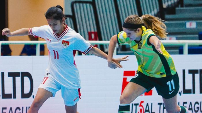 BERDUEL - Aksi Flank Timnas Futsal Putri Indonesia, Fitri Sundari (kiri) saat berduel dengan pemain Australia pada babak semifinal Piala AFF Putri 2026 di Terminal 21 Korat, Nakhon Ratchasima, Thailand, Sabtu (28/2/2026) sore WIB.
