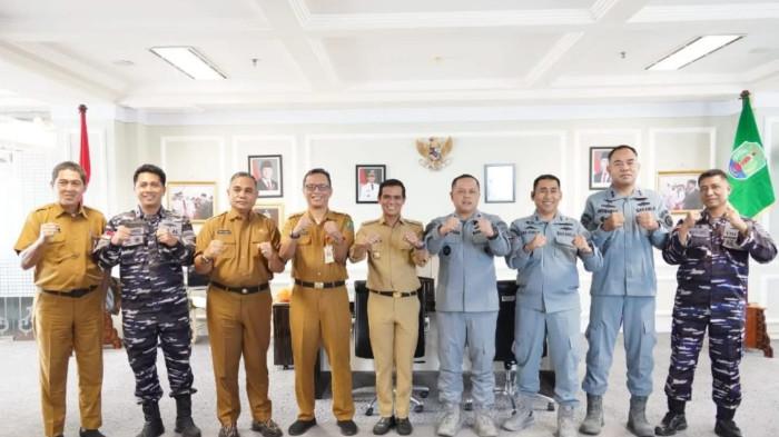 atimah MajidKUNJUNGAN - Bupati H. Irwan Sabri menerima kunjungan Kepala Markas Badan Keamanan Laut (Bakamla) Zona Tengah, Laksamana Pertama Teguh Prasetya, di ruang kerja Bupati Nunukan, Senin (2/3/2026). Pertemuan membahas koordinasi implementasi National Maritime Security System (NMSS) dan Over The Horizon Radar (OTHR) guna memperkuat keamanan perairan Nunukan.