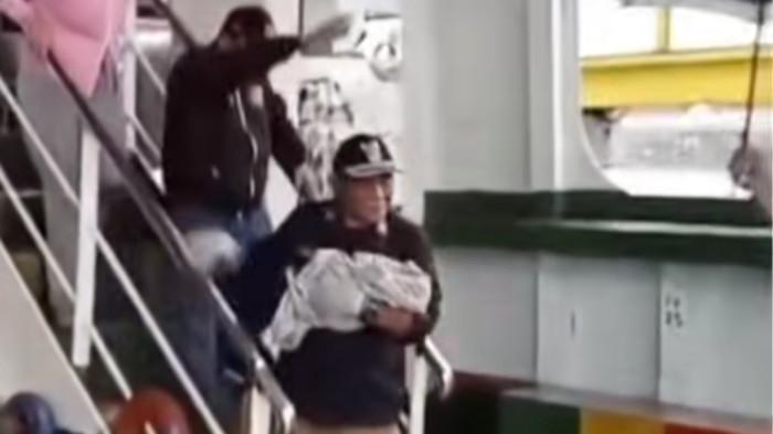 Cuplikan layar saat petugas Kantor Kesehatan Pelabuhan (KKP) Ketapang mengevakuasi seorang bayi yang diketahui lahir di atas laut Selat Bali dalam pelayaran dari Gilimanuk menuju Ketapang ke mobil ambulance ASDP, Minggu 1 Maret 2026 sore kemarin. Seorang Wanita Lahirkan Bayi di Atas Kapal Laut Selat Bali, Persalinan Dibantu Kru Kapal