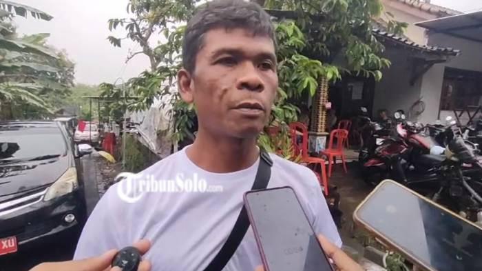 BERDUKA. Paman Korban yang terjatuh di mesin penggilingan sampah, Paino ditemui pada Senin (2/3/2026). Dia sempat memegang pundak keponakannya sebelum meninggal dunia.