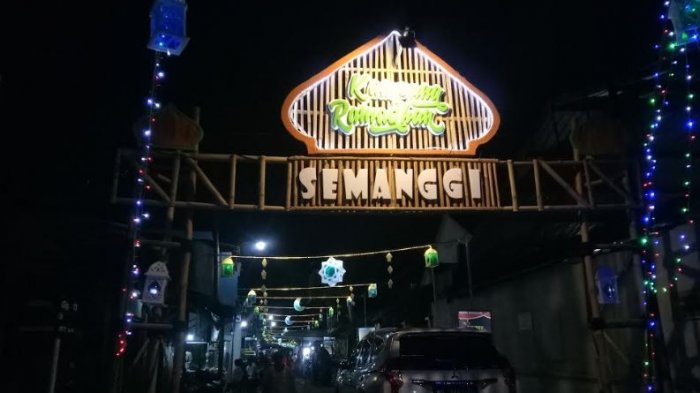 Suasana Kampung Ramadan Semanggi ini tepatnya terletak Gang Cempaka 11, Sampangan, Semanggi, Pasar Kliwon, Solo, Jawa Tengah.