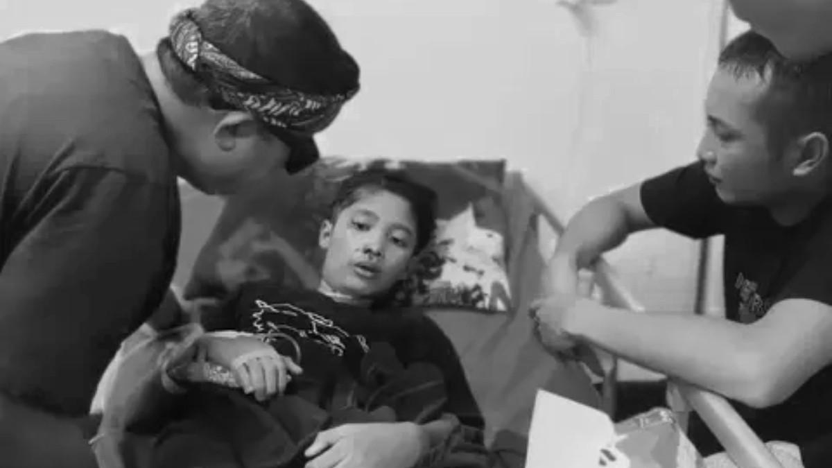 KASUS ANAK TIRI - Kematian seorang bocah berusia 12 tahun berinisial NS di Sukabumi viral lantaran diduga korban dianiaya dengan disiram air keras oleh ibu korban, hasil autopsi temukan kejanggalan.