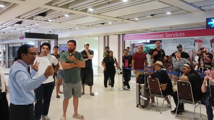 PEMBATALAN - Suasana calon penumpang yang terdampak pembatalan penerbangan Emirates ke Dubai tengah  sedang mencari kejelasan keberangkatannya kepada petugas maskapai, Selasa 2 Maret 2026.