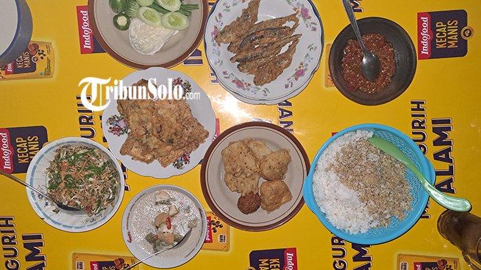 Nasi Tiwul Mbok Sembleng, kuliner legendaris di Giriwoyo, Wonogiri. Kuliner ini juga unik, karena hanya buka di malam pasaran jawa Pon dan Kliwon
