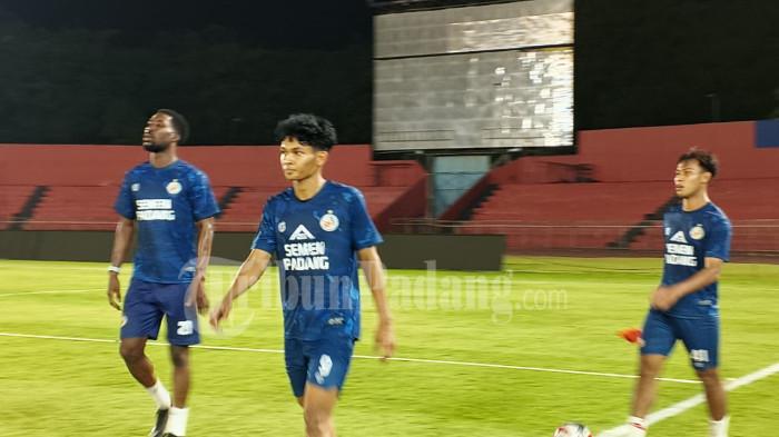 Timnas U-20 - Pemain Ghifari Azhhari terlihat berjalan meninggalkan lapangan usai latihan di Stadion Haji Agus Salim, Padang, Minggu (1/3/2026), bersiap menghadapi kesempatan membela Timnas Indonesia U-20. (TribunPadang.com/Muhammad Afdal Afrianto).