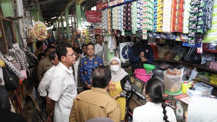PANTAU BAHAN POKOK - Wakil Bupati (Wabup) Sleman, Danang Maharsa, bersama Tim TPID Kabupaten dan DIY melakukan pemantauan ketersediaan dan keterjangkauan harga bahan pokok di Kabupaten Sleman, Senin (2/3/2026).