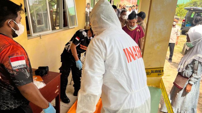 ​EVAKUASI KORBAN - Petugas identifikasi Polres Belitung Timur saat mengevakuasi jasad MR (16) yang dimasukkan ke dalam kantong jenazah di lingkungan SMK Pariwisata Manggar, Senin (2/3/2026). Korban ditemukan meninggal dunia di atas plafon gudang sekolah dan langsung dilarikan ke RSUD Muhammad Zein untuk menjalani visum.