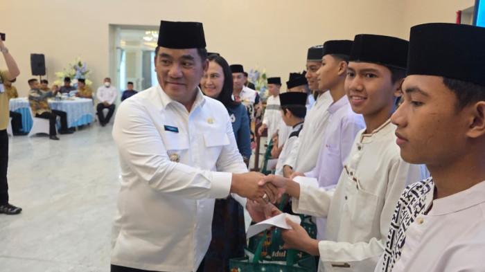 Yulius Selvanus Komaling (YSK) menghadiri buka puasa bersama