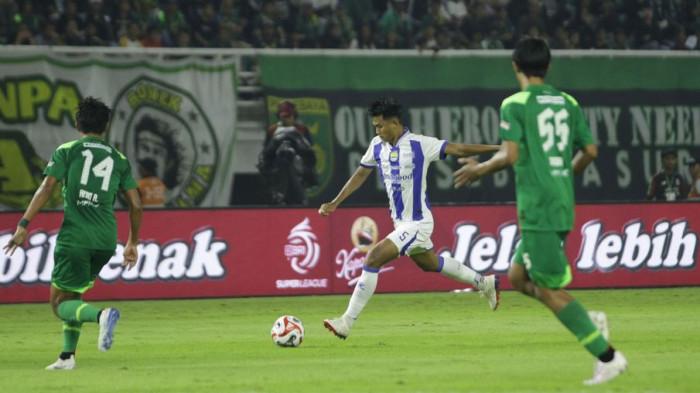 AKSI KAKANG - Aksi bek Persib Bandung, Kakang Rudianto dalam pertandingan melawan Persebaya Surabaya pada pekan ke-24 Super League di Stadion Gelora Bung Tomo (GBT), Surabaya, Senin (2/3/2026) malam WIB.
