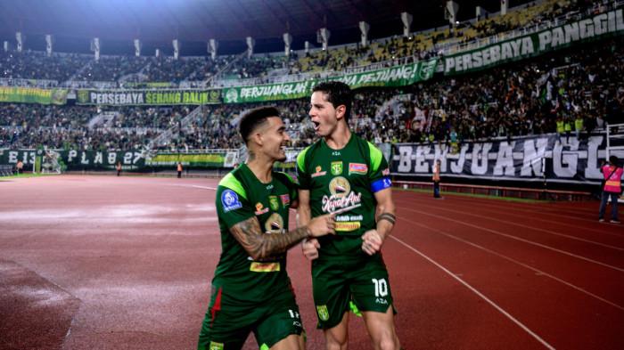 SELEBRASI - Penyerang Persebaya, Bruno Moreira (kanan) saat mencetak gol ke gawang Persib Bandung pada pekan ke-24 Super League di Stadion Gelora Bung Tomo (GBT) Surabaya, Senin (2/3/2026) malam WIB.