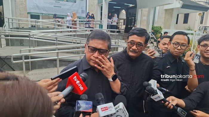 MELAYAT TRY SUTRISNO - Sekjen PDIP, Hasto Kristiyanto saat menghadiri prosesi salat jenazah almarhum di Masjid Sunda