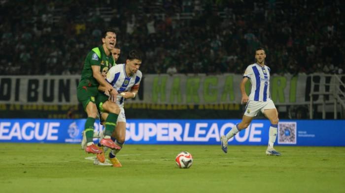 BERDUEL - Penyerang Persebaya Surabaya, Bruno Moreira (kiri) saat dihadang bek Persib Bandung, Federico Barba (kanan), dalam duel pekan ke-24 Super League di Stadion Gelora Bung Tomo (GBT), Surabaya, pada Senin (2/3/2026) malam WIB. (SURYA/HABIBUR ROHMAN)