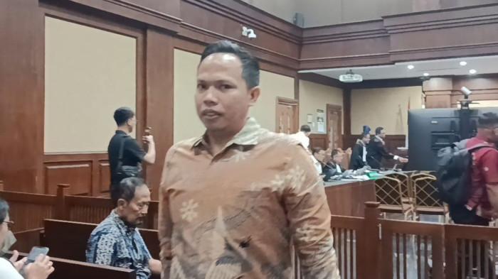 SAKSI KUNCI – Direktur Operasional PT Delta Indonesia Deka Perdanawan usai memberikan kesaksian dalam sidang kasus dugaan korupsi pemerasan sertifikasi K3 dengan terdakwa eks Wamenaker Noel Ebenezer dan Subhan di Pengadilan Tipikor Jakarta, Senin (2/3/2026). Dalam keterangannya, Deka mengungkap modus penggunaan rekening bawahan dan pembelian 300 gram emas sebagai penampung dana hasil pemerasan.