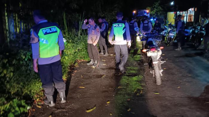 PEMBUBARAN - Sejumlah anggota Polisi tengah membubarkan para remaja yang berkumpul di belakang PG Rendeng, Kudus Kota, Minggu (1/3/2026) dini hari. Para remaja tersebut berkumpul diduga hendak melakukan tawuran.