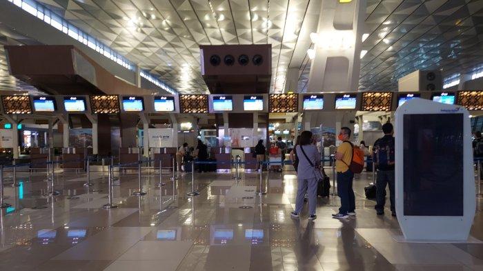 Penumpang rute Timur Tengah diminta pantau informasi maskapai setelah 17 penerbangan di Soetta resmi dibatalkan.