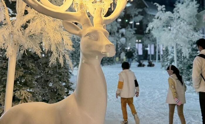 Sejumlah pengunjung tengah berlibur di Snowville Sentul, Kabupaten Bogor, Jawa Barat.