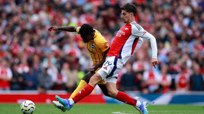 Gelandang Arsenal Kai Havertz menantang gelandang Brighton asal Kamerun #20 Carlos Baleba selama pertandingan sepak bola Liga Primer Inggris antara Arsenal dan Brighton and Hove Albion di Stadion Emirates di London pada tanggal 31 Agustus 2024. (Foto oleh BENJAMIN CREMEL / AFP)