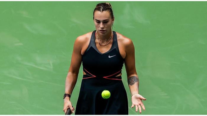 AKSI SABALENKA - Aryna Sabalenka saat bertanding di ajang Wuhan Open 2025.