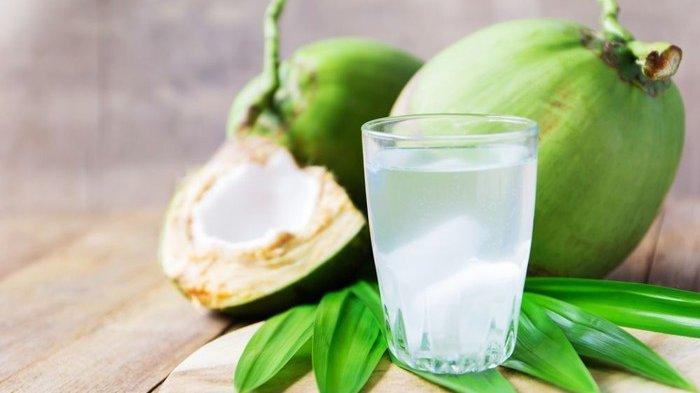 Air kelapa bagus untuk menggantikan cairan tubuh guna menghindari dehidrasi.