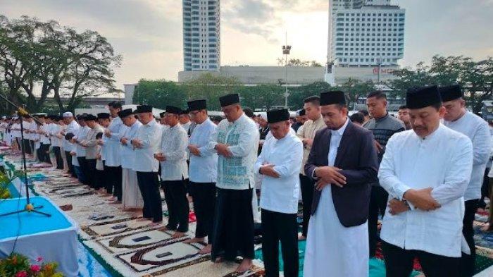 SALAT ID: Suasana ribuan warga kota Medan antusias sholat idul Fitri pertama di lapangan merdeka usai di revitalisasi, Minggu, (31/3/2025)