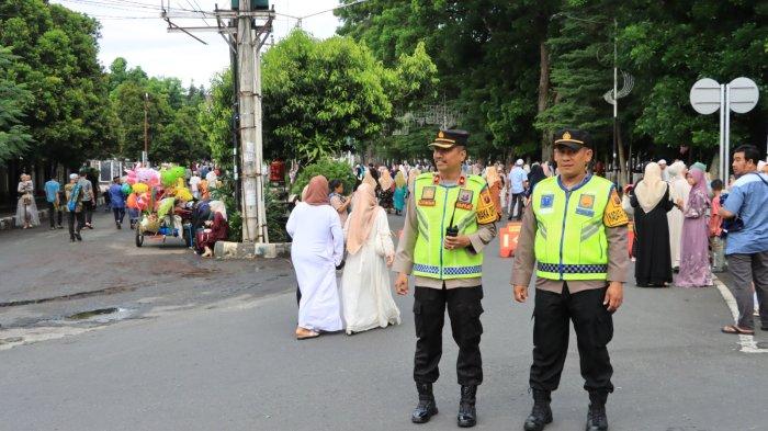 Sejumlah personil Polres Pematangsiantar melakukan pengamanan di berbagai lokasi Sholat Idul Fitri 1446 H di Kota Pematangsianta, Senin (31/3/2025). Pengaturan parkir dan arus lalu lintas menjadi bagian dari upaya untuk memastikan kelancaran dan kenyamanan ibadah bagi masyarakat.