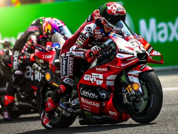 Pembalap Ducati Lenovo, Francesco Bagnaia (depan), dan Jorge Martin (Aprilia Racing) dalam latihan start pada tes pramusim MotoGP 2026 di Sirkuit Buriram, Thailand, Minggu (22/2/2026).