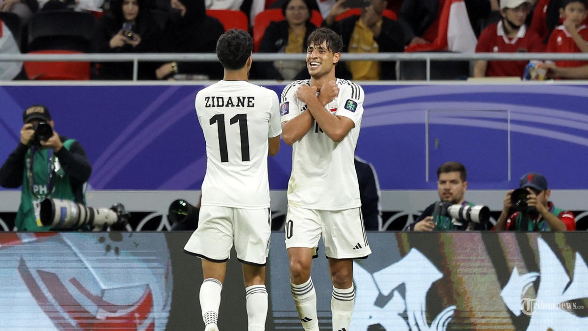 Penyerang Irak Mohanad Ali (10) merayakan bersama rekan setimnya gelandang Zidane Iqbal (11) setelah mencetak gol pertama timnya pada pertandingan sepak bola Grup D Piala Asia AFC Qatar 2023 antara Indonesia dan Irak di Stadion Ahmad bin Ali di Al-Rayyan, sebelah barat Doha. Senin (15 Januari 2024). (KARIM JAAFAR / AFP)